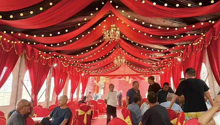 Duw-en-trektent voor wijnbanketten zorgt voor een revolutie in de buiteneetervaring