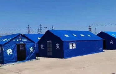 Tangshan Pengcheng Outdoor is nauw betrokken geweest bij de standaardisatie van tentprocessen voor rampenbestrijding, waarbij een solide kwaliteitsverdedigingslijn voor noodvoorraden werd opgebouwd.